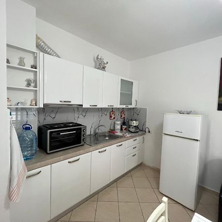 Vivi La Tua Vacanza Con L'Appartamento 1 Di Ervin! Enjoy Your Holiday With Ervin'S Apartment 1! Vlore Exterior photo