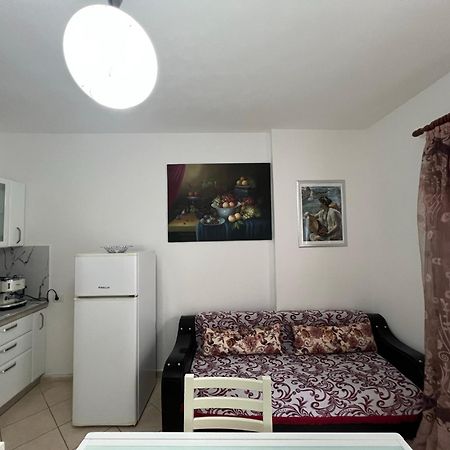 Vivi La Tua Vacanza Con L'Appartamento 1 Di Ervin! Enjoy Your Holiday With Ervin'S Apartment 1! Vlore Exterior photo