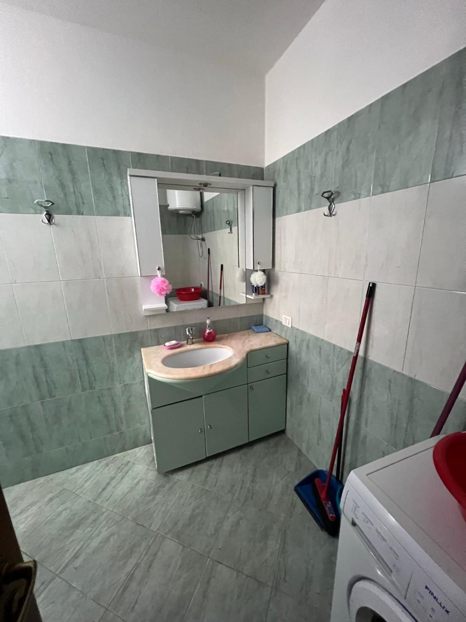 Vivi La Tua Vacanza Con L'Appartamento 1 Di Ervin! Enjoy Your Holiday With Ervin'S Apartment 1! Vlore Exterior photo