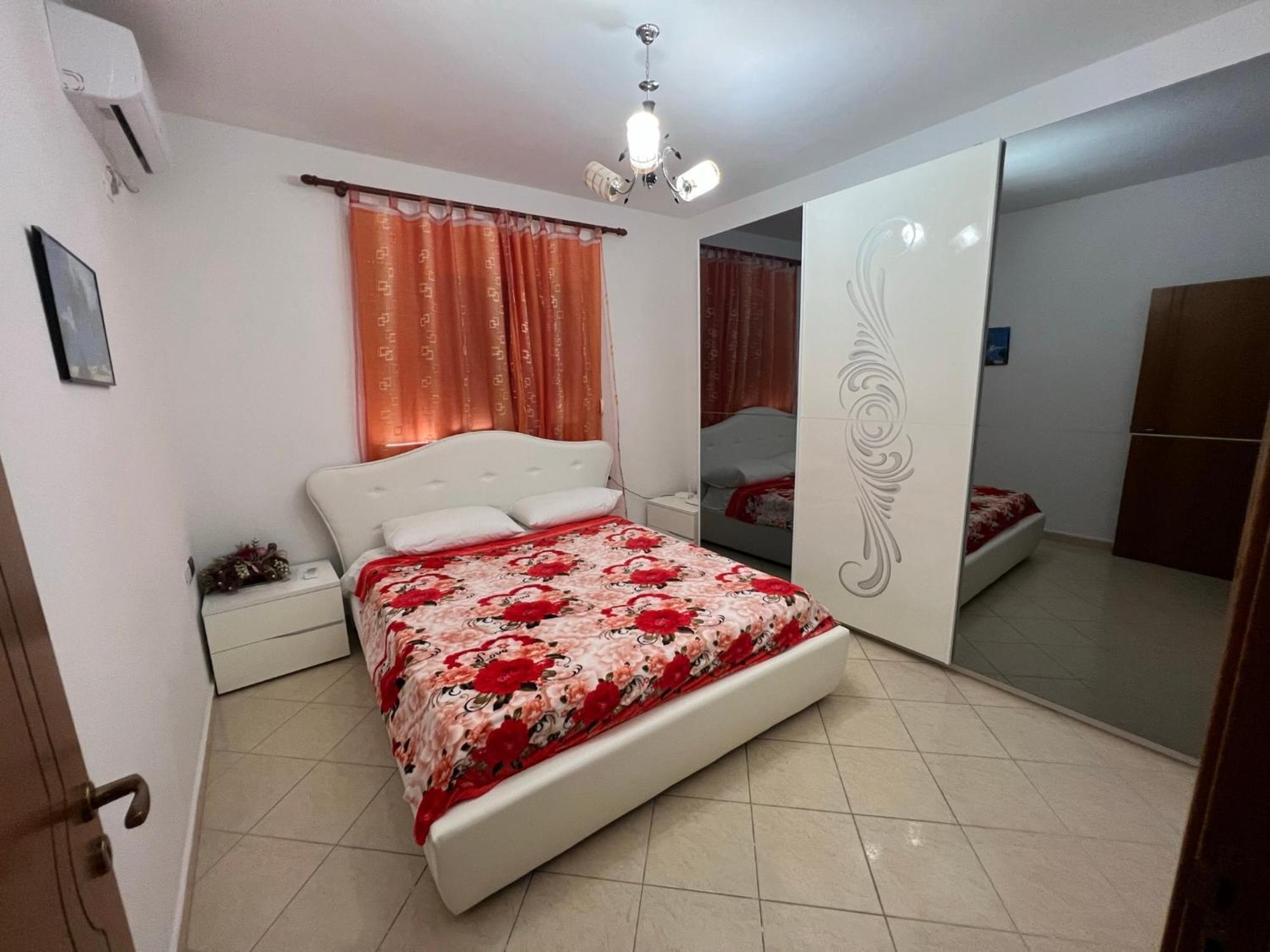 Vivi La Tua Vacanza Con L'Appartamento 1 Di Ervin! Enjoy Your Holiday With Ervin'S Apartment 1! Vlore Exterior photo
